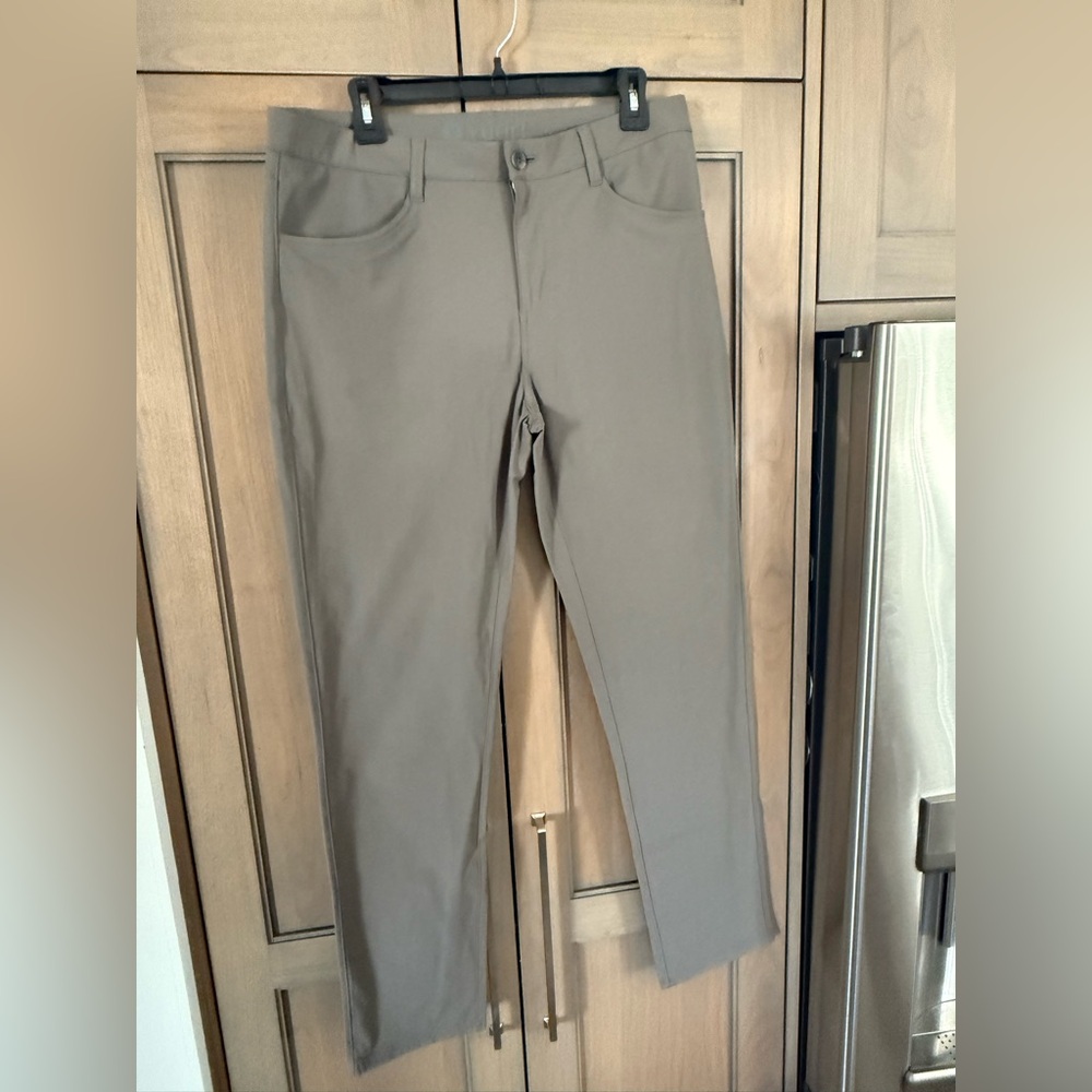 Like Brand New Vuori Men’s Gray Pant 33  Gray